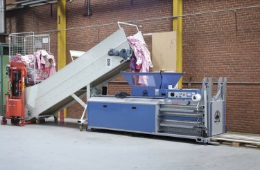 horizontal baler compacting textiles